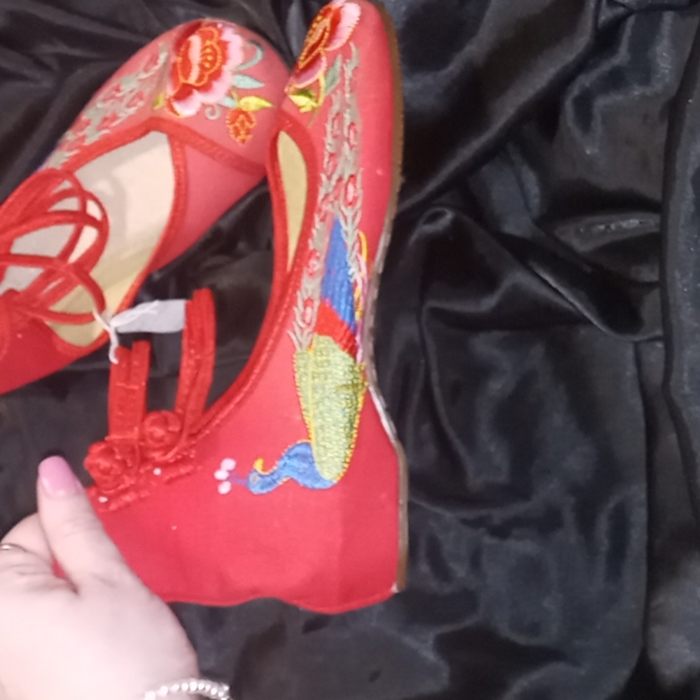 Shoes - Picture 2 of 6